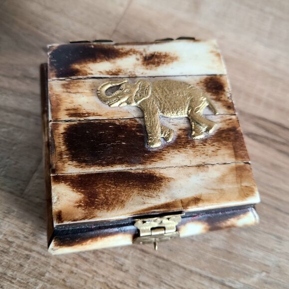 Vintage bone jewelry/trinket box with brass elephant. - Picture 4 of 11